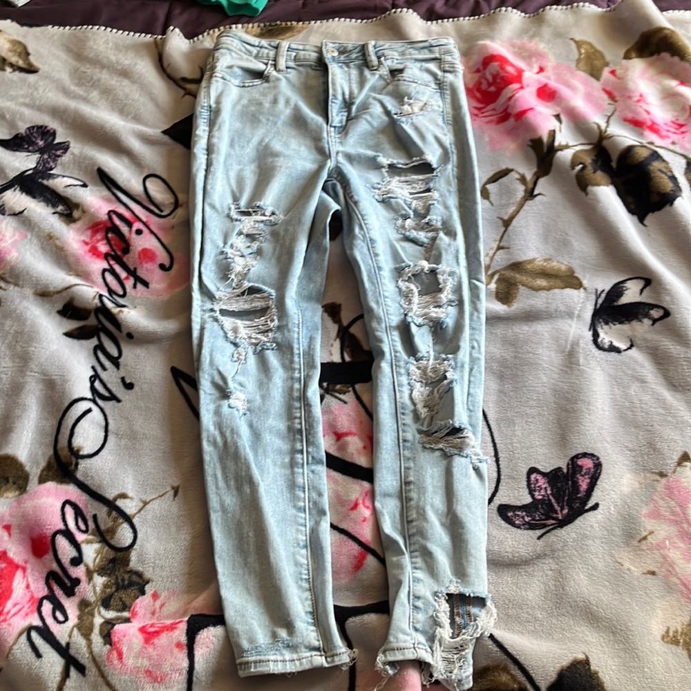 American Eagle High Waisted Light Wash Distressed Jeans in Size 10